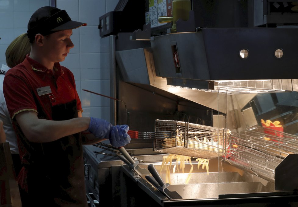 Sankce přiměly McDonald&#39;s dělat hranolky z ruských brambor