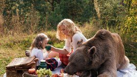 Romantický piknik s medvědem, modelka vzala i malou dcerku.