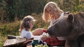 Romantický piknik s medvědem, modelka vzala i malou dcerku.