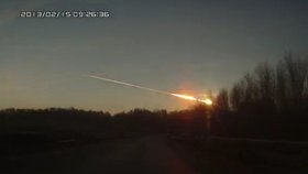 Takhle padající meteorit zachytil řidič jedoucí po silnici