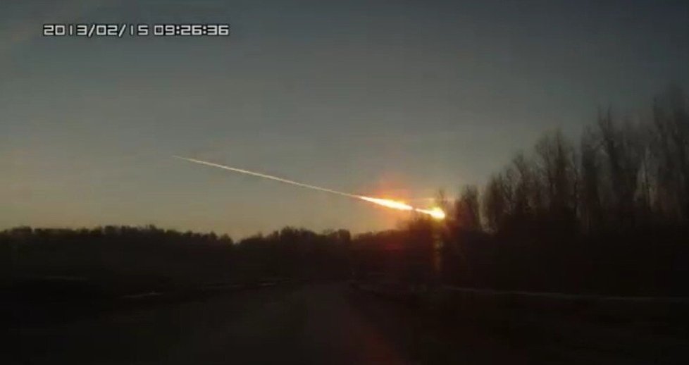 Takhle padající meteorit zachytil řidič jedoucí po silnici