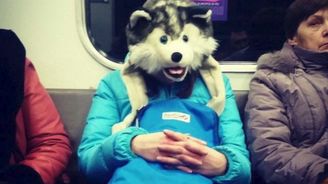 V ruském metru můžete potkat podivuhodné bytosti, od strašidel až po extravagantní jedince