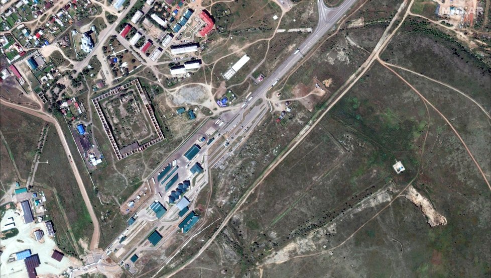 Rusové prchající před mobilizací: Satelitní snímky odhalily kolony na hranicích (26.9.2022).