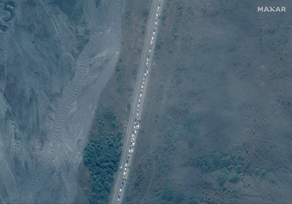 Rusové prchající před mobilizací: Satelitní snímky odhalily kolony na hranicích (26.9.2022).