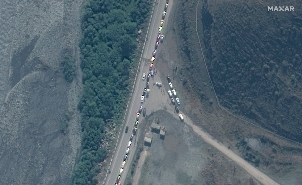 Rusové prchající před mobilizací: Satelitní snímky odhalily kolony na hranicích (26.9.2022)