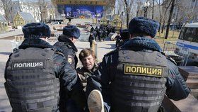 V Moskvě začala protivládní demonstrace, Navalnyj byl zatčen.