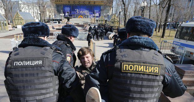 Ruskem otřásají obrovské protesty proti korupci. Putinova konkurenta zatkla policie