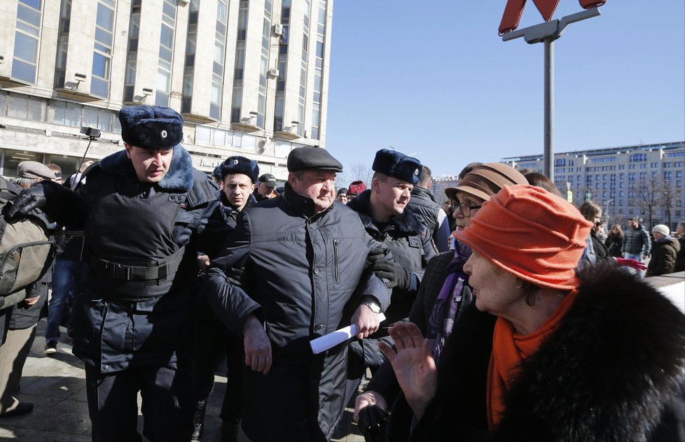 Při víkendových demonstracích bylo v Moskvě zadrželo několik stovek osob.