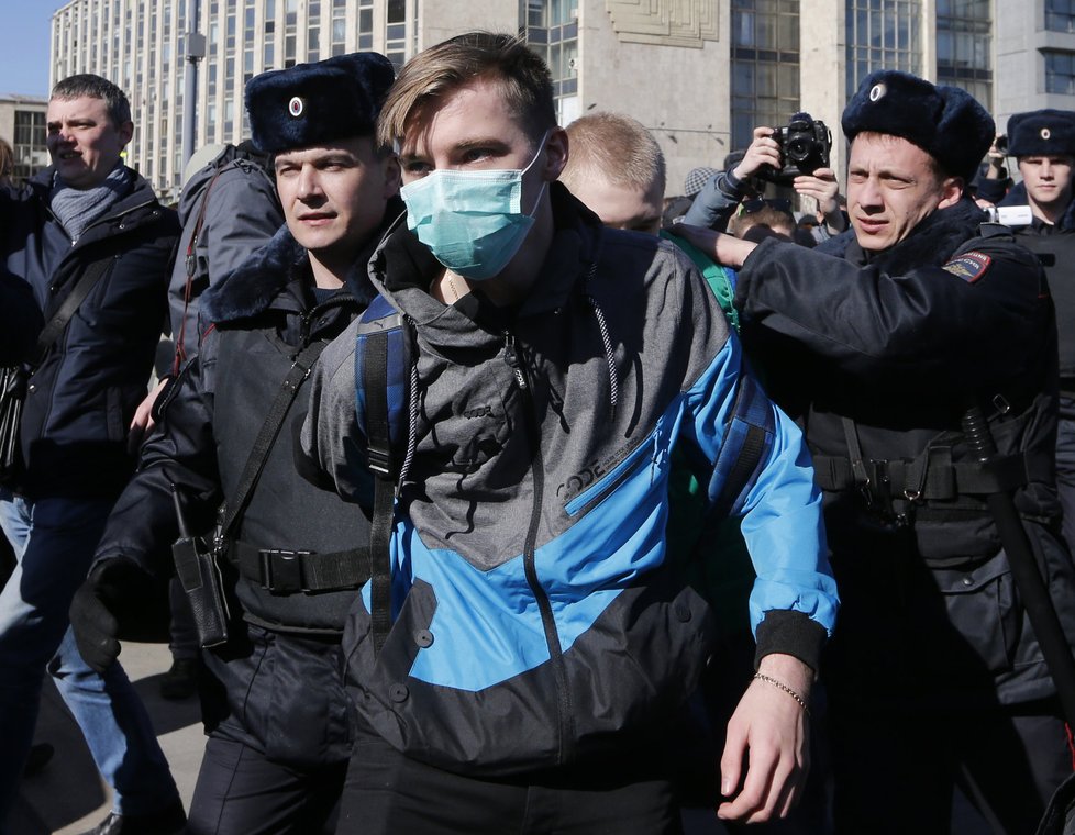 Při víkendových demonstracích bylo v Moskvě zadrželo několik stovek osob.