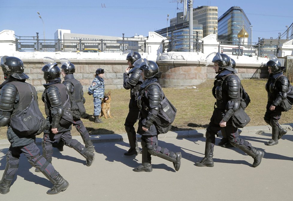 Při víkendových demonstracích bylo v Moskvě zadrželo několik stovek osob.