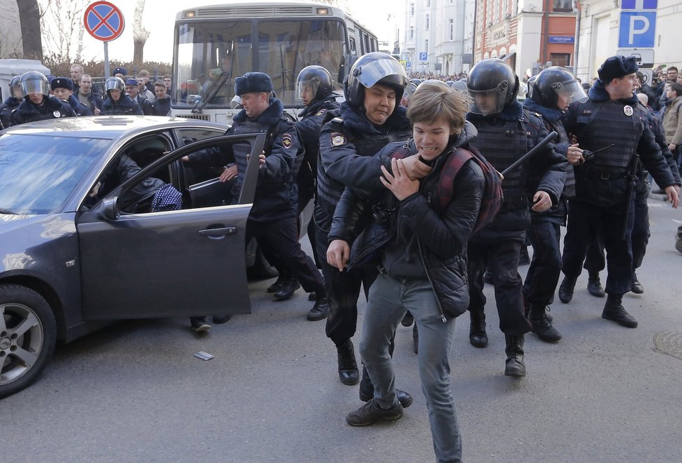 V Moskvě začala protivládní demonstrace, Navalnyj byl zatčen.