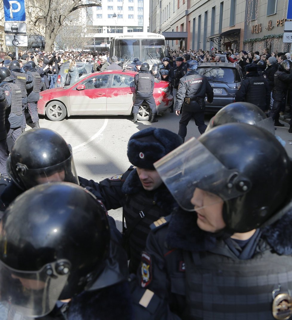 Při víkendových demonstracích bylo v Moskvě zadrželo několik stovek osob.