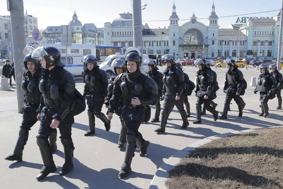 Při víkendových demonstracích bylo v Moskvě zadrželo několik stovek osob.