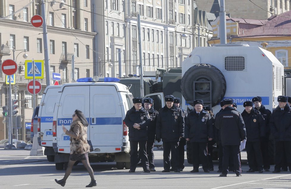 Při víkendových demonstracích bylo v Moskvě zadrželo několik stovek osob.