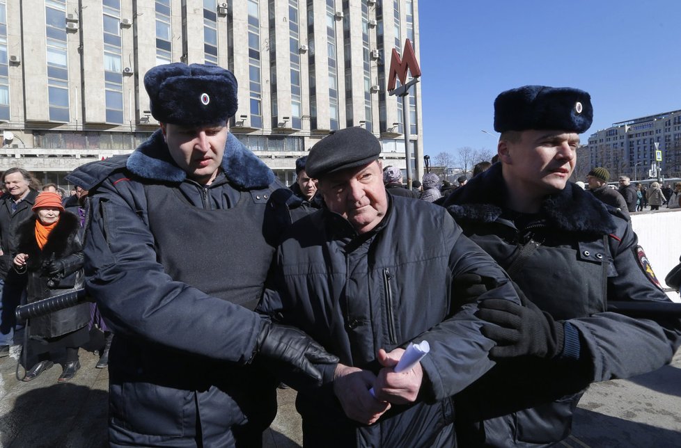 Při víkendových demonstracích bylo v Moskvě zadrželo několik stovek osob.