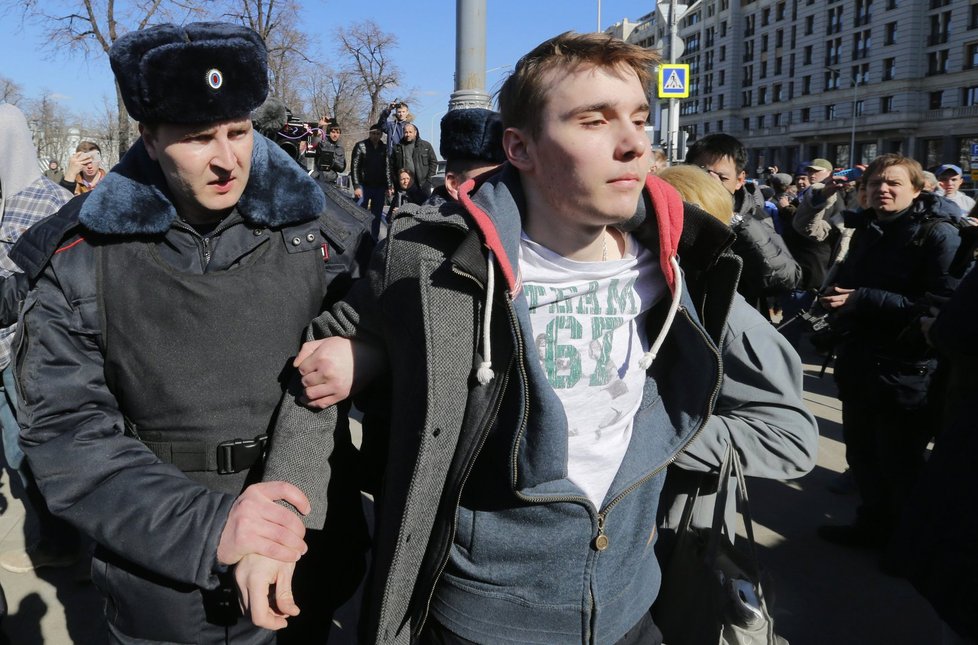 V Moskvě začala protivládní demonstrace, Navalnyj byl zatčen.