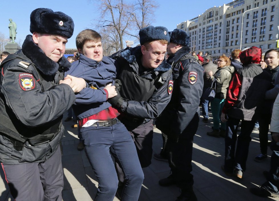 Při víkendových demonstracích bylo v Moskvě zadrželo několik stovek osob.