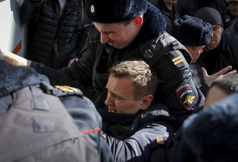 Ruská policie dnes v centru Moskvy zatkla opozičního vůdce Alexeje Navalného, organizátora dnešních celostátních protestů proti korupci.