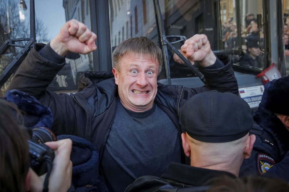 V Moskvě začala protivládní demonstrace, Navalnyj byl zatčen.
