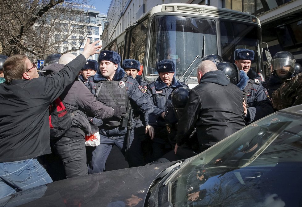 V Moskvě začala protivládní demonstrace, Navalnyj byl zatčen.