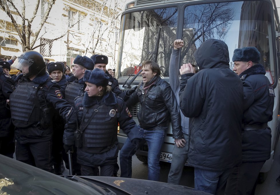 V Moskvě začala protivládní demonstrace, Navalnyj byl zatčen.