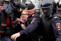 Stovky zadržených na demonstraci v Moskvě: Lídryni opozice „skřípli“ už v taxíku
