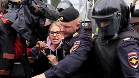 Policie zatkla stovky účastníků opoziční demonstrace v Moskvě (3. 8. 2019)