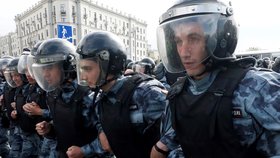Policie zatkla přes 600 účastníků opoziční demonstrace v Moskvě (3. 8. 2019)