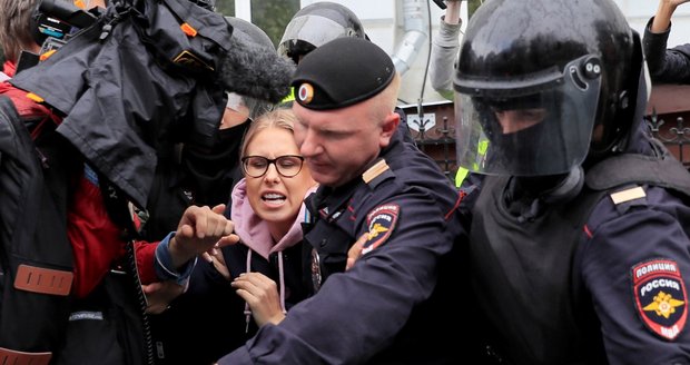 Stovky zadržených na demonstraci v Moskvě: Lídryni opozice „skřípli“ už v taxíku