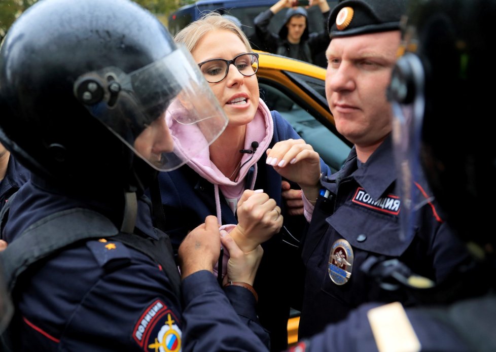 Policie zatkla stovky účastníků opoziční demonstrace v Moskvě (3. 8. 2019)