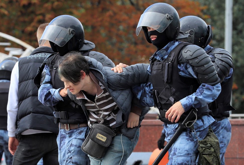 Policie zatkla stovky účastníků opoziční demonstrace v Moskvě (3. 8. 2019)