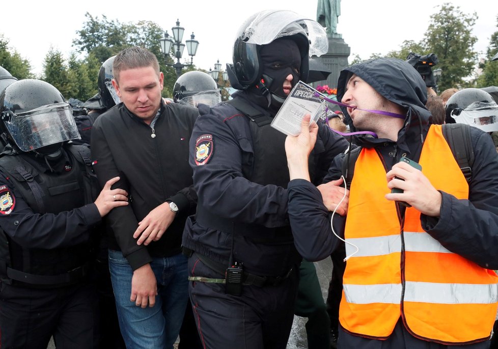 Policie zatkla přes 300 účastníků opoziční demonstrace v Moskvě (3. 8. 2019)