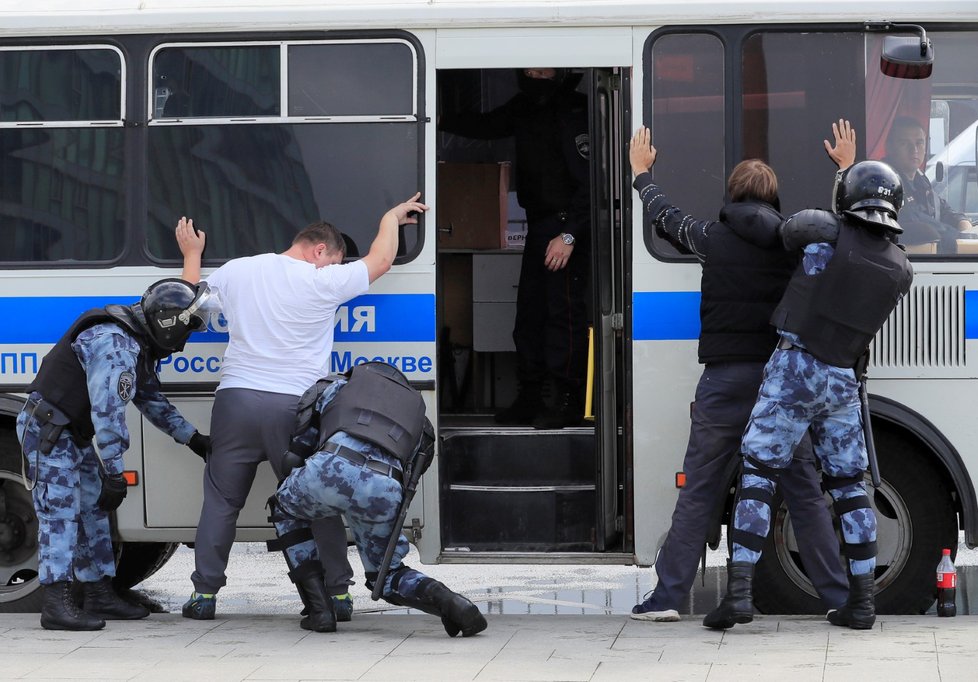 Během velkých demonstrací v Moskvě došlo na rozsáhlá zatýkání