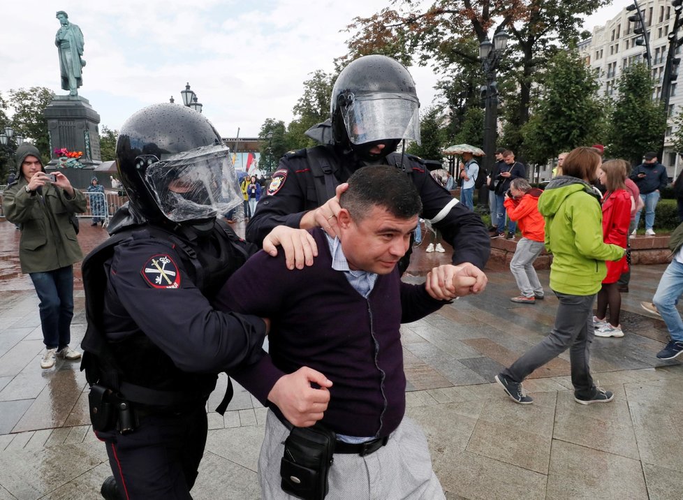 Policie zatkla stovky účastníků opoziční demonstrace v Moskvě (3. 8. 2019)