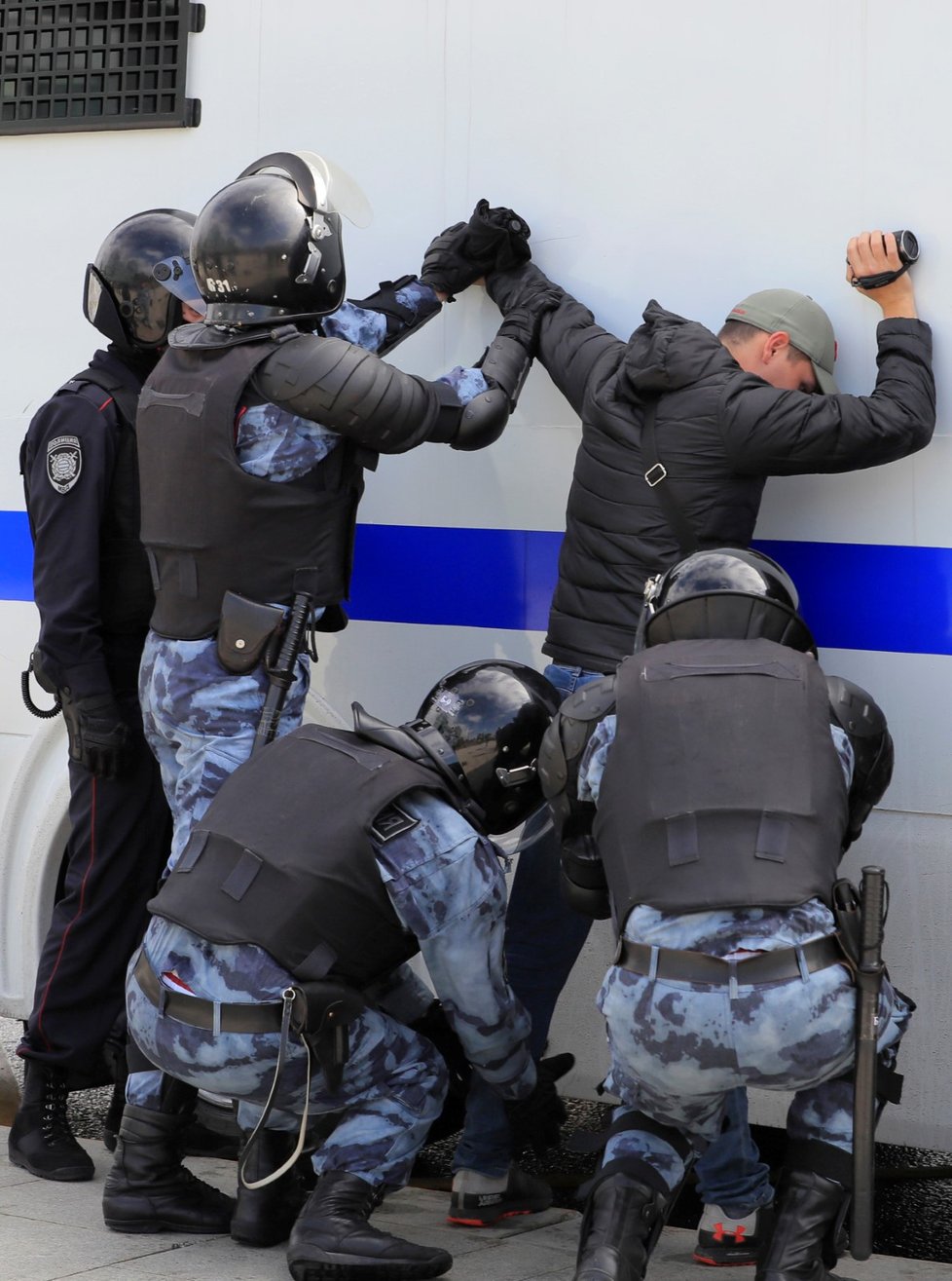 Policie zatkla přes 300 účastníků opoziční demonstrace v Moskvě (3. 8. 2019)