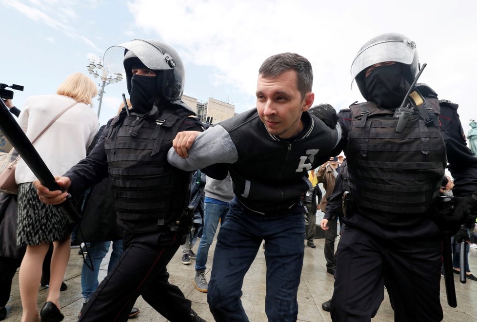 Zatýkání během demonstrace v Moskvě