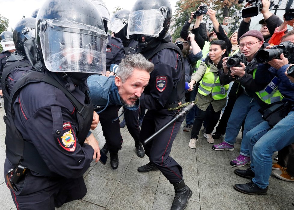 Policie zatkla stovky účastníků opoziční demonstrace v Moskvě (3. 8. 2019)