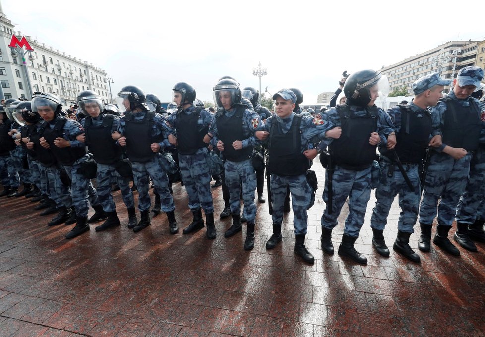 Policie zatkla přes 300 účastníků opoziční demonstrace v Moskvě (3. 8. 2019)