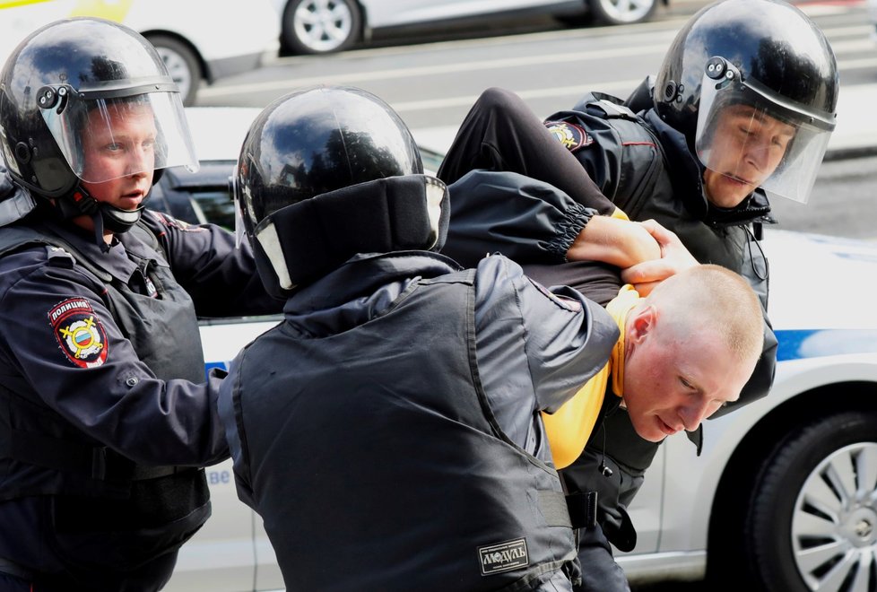 Policie zatkla stovky účastníků opoziční demonstrace v Moskvě (3. 8. 2019)
