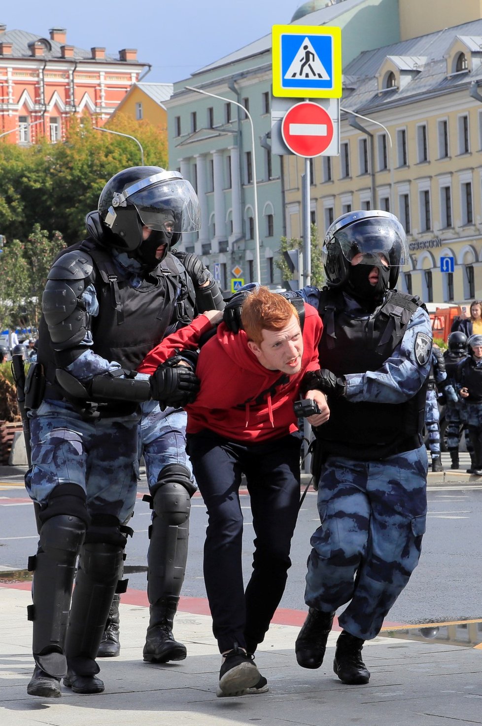 Policie zatkla stovky účastníků opoziční demonstrace v Moskvě (3. 8. 2019)