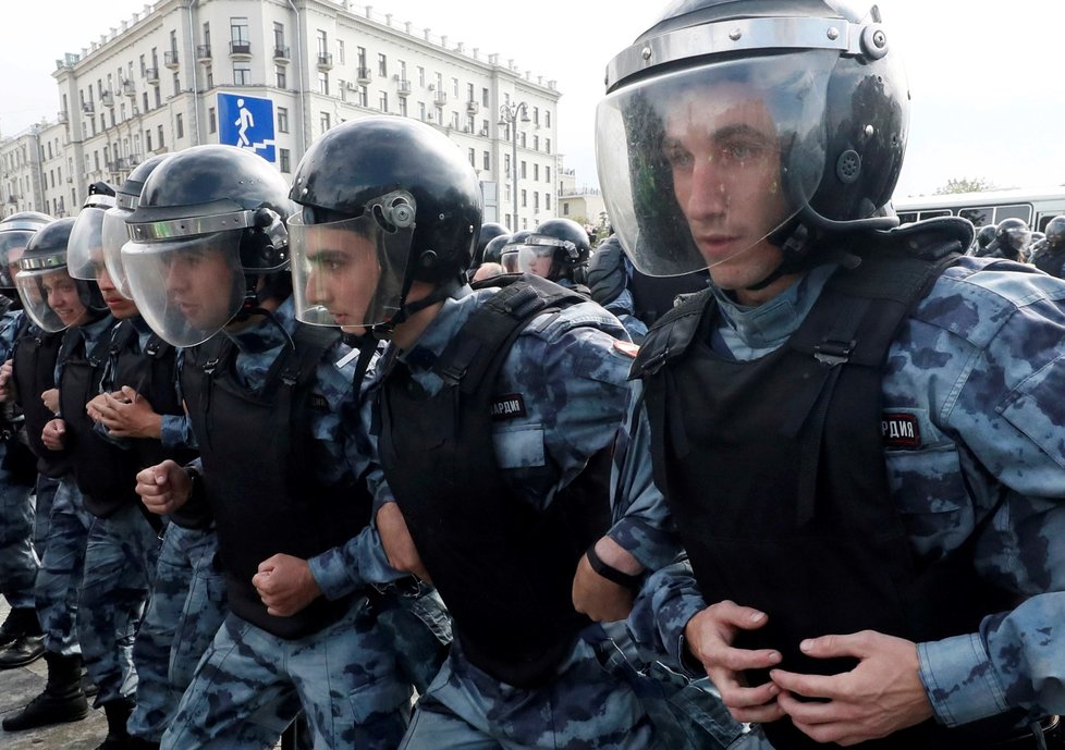 Policie zatkla stovky účastníků opoziční demonstrace v Moskvě (3. 8. 2019)