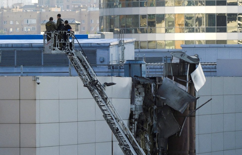 Poničená budova pavilonu moskevského výstaviště, kam dopadly trosky sestřeleného dronu (18.8.2023).