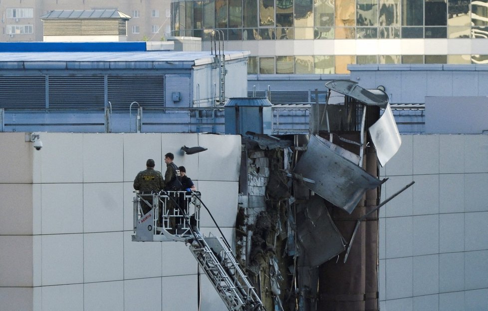 Poničená budova pavilonu moskevského výstaviště, kam dopadly trosky sestřeleného dronu (18.8.2023).