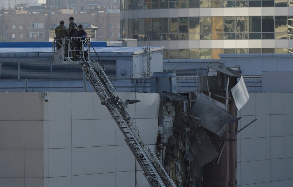 Poničená budova pavilonu moskevského výstaviště, kam dopadly trosky sestřeleného dronu (18.8.2023)