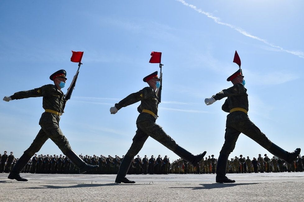 Vojáci v Moskvě nacvičují na vojenskou přehlídku k 75. výročí konce druhé světové války.