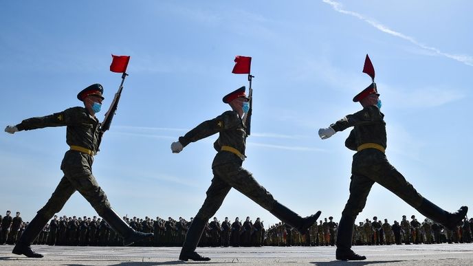Vojáci v Moskvě nacvičují na vojenskou přehlídku k 75. výročí konce druhé světové války