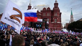 Většina Rusů včetně mladých souzní s postoji Kremlu (2022)