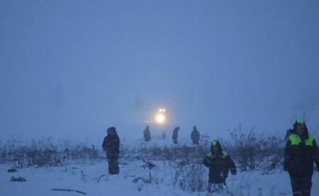 Na místě havárie letounu An-148 zasahují stovky záchranářů. Zatím se jim podařilo najít jen trosky a několik těl obětí. Pátrání ztěžuje sněžení a ubývající světlo.