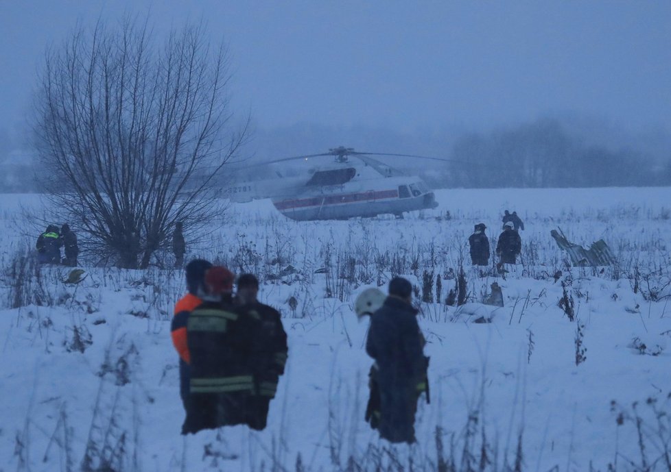 Na místě havárie letounu An-148 zasahují stovky záchranářů. Zatím se jim podařilo najít jen trosky a několik těl obětí. Pátrání ztěžuje sněžení a ubývající světlo.