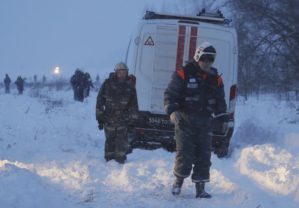 Na místě havárie letounu An-148 zasahují stovky záchranářů. Zatím se jim podařilo najít jen trosky a několik těl obětí. Pátrání ztěžuje sněžení a ubývající světlo.